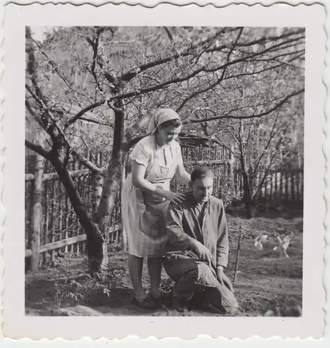 (F10438) Orig. Foto Jena, Paar im Garten 1950