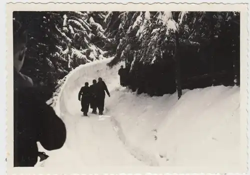 (F10434) Orig. Foto Oberhof, Personen auf der Bobbahn 1950