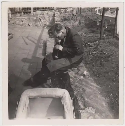 (F10422) Orig. Foto Herr aus Jena repariert etwas im Garten 1954