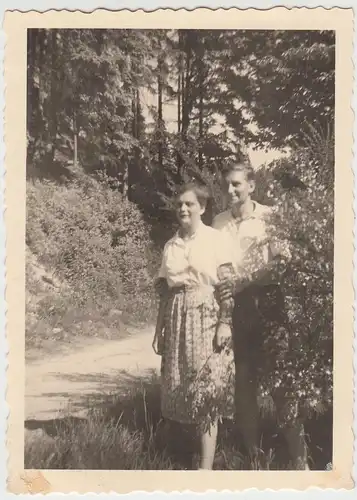 (F10417) Orig. Foto Paar spaziert im Polenztal, Sächsische Schweiz 1950