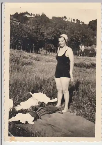 (F10416) Orig. Foto Frau in Badekleidung am Elbufer bei Rathmannsdorf 1950
