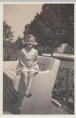 (F10404) Orig. Foto kleines Mädchen sitzt auf einer Bank, vor 1945