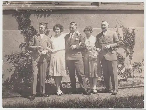 (F10402) Orig. Foto Gruppenbild an einer Hauswand 1930er