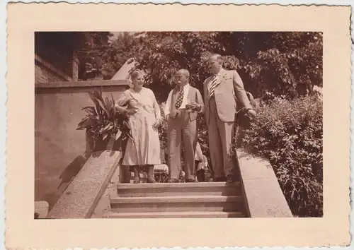 (F10401) Orig. Foto Personen mit Willy Ziegler auf einer Treppe, 1930er