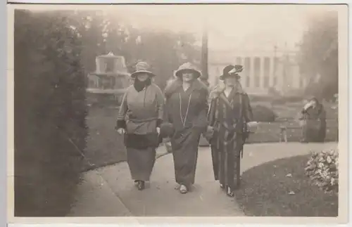 (F104) Original Foto drei Damen im Park