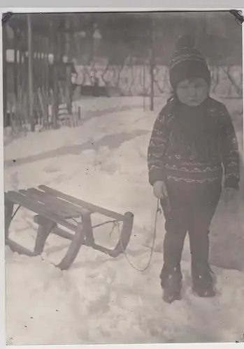 (F10396) Orig. Foto kleines Kind mit Schal, Pudelmütze u. Schlitten 1931