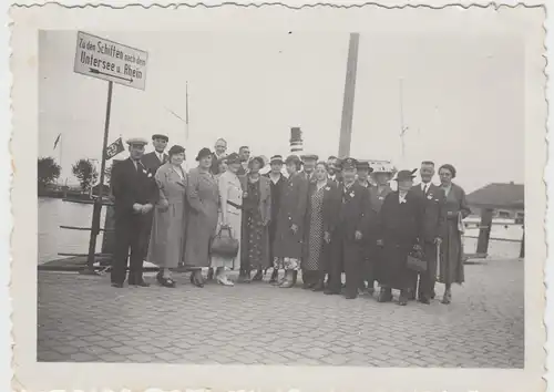 (F10395) Orig. Foto Konstanz, Gruppenbild am Hafen, Schild "Zu den Schiffen" 193