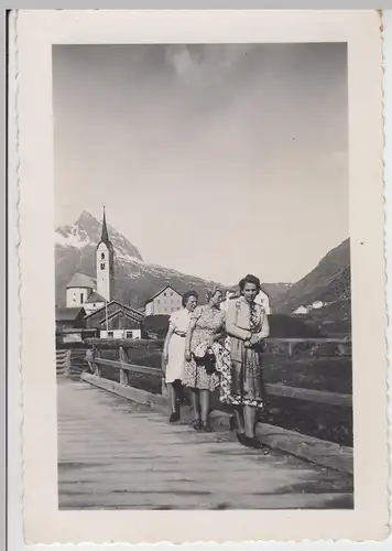 (F10390) Orig. Foto Damen am Geländer in einem Berg-Ort, Kirche 1934