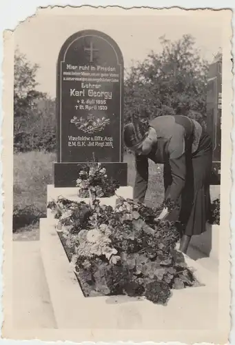 (F10388) Orig. Foto Frau am Grab von Lehrer Karl Georgy, 1934