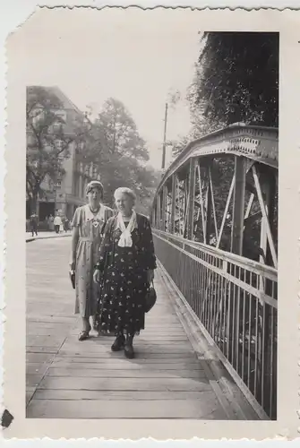 (F10387) Orig. Foto Bad Neuenahr, Damen auf der Eisenbrücke 1933