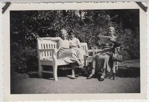 (F10386) Orig. Foto Bad Neuenahr, Damen sitzen im Freien, 1933