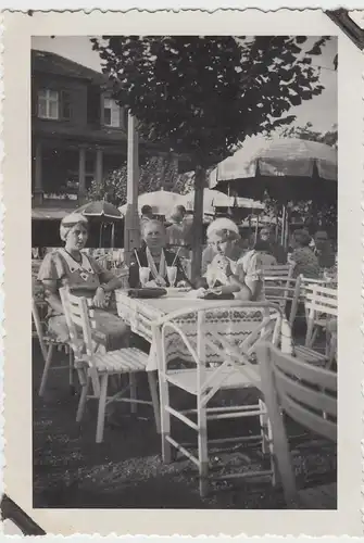 (F10385) Orig. Foto Bad Neuenahr, Damen sitzen im Freien, Café o.ä. 1933