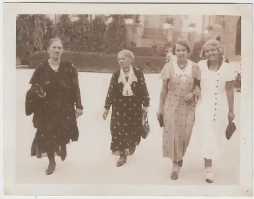 (F10384) Orig. Foto Bad Neuenahr, Damen im Kurpark 1933