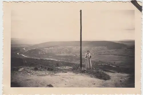 (F10380) Orig. Foto Frau steht an einem Pfahl in erhöhter Gegend, 1930