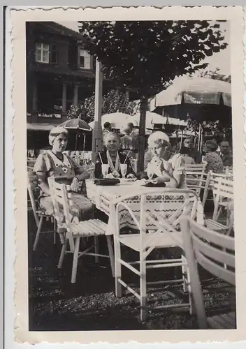(F10375) Orig. Foto Bad Neuenahr, Damen sitzen im Freien, Café o.ä. 1933