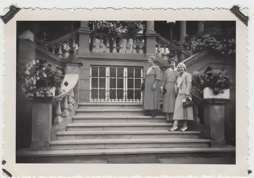 (F10374) Orig. Foto Bad Neuenahr, Damen auf einer Freitreppe 1933