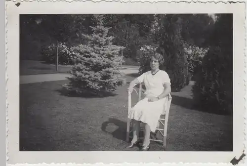 (F10373) Orig. Foto Bad Neuenahr, Frau sitzt im Freien, Kurpark 1933