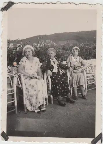 (F10370) Orig. Foto Bad Neuenahr, Damen sitzen im Freien, 1933