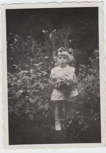 (F10367) Orig. Foto kleines Kind mit Blumenkorb und Blumenkranz im Haar, 1932