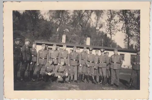 (F10356) Orig. Foto deutsche Soldaten vor einer Baracke 1930er