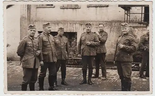 (F10355) Orig. Foto deutsche Soldaten an einem Fabrikgebäude, Raucherpause, 1930