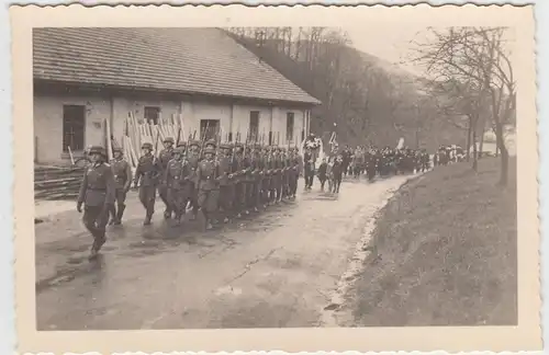 (F10354) Orig. Foto deutsche Soldaten marschieren durch einen Ort 1930er
