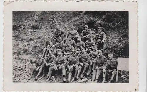(F10352) Orig. Foto deutsche Soldaten im Felde, Gruppenbild am Hang 1930er