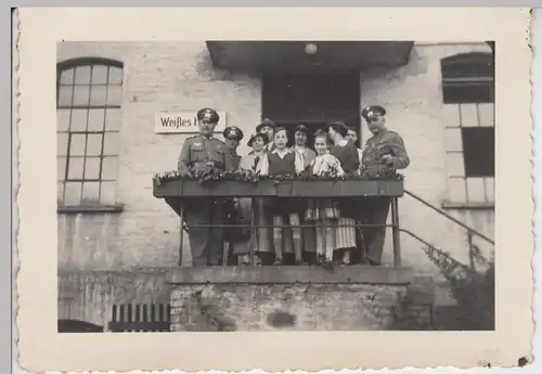 (F10351) Orig. Foto deutsche Soldaten m. Zivilisten am Fabrik-Eingang "Weißes Ha