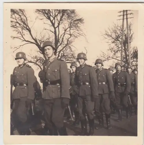 (F10348) Orig. Foto deutsche Soldaten marschieren bei Karlsruhe, 1930er