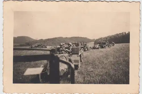 (F10339) Orig. Foto deutsche Soldaten unterwegs, Auto-Kolonne mit Haubitzen um 1