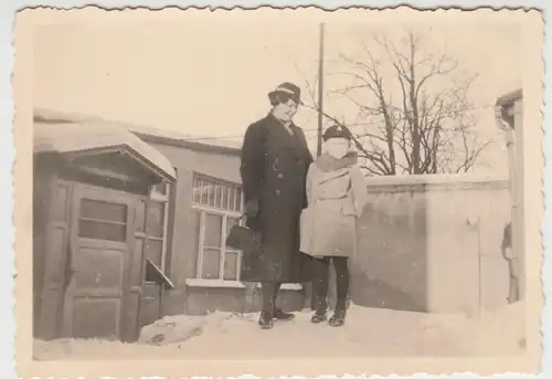 (F10326) Orig. Foto Frau und Junge an einem kleinen Gebäude, Winter 1940er