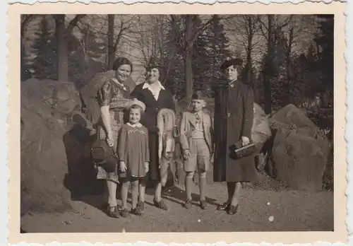 (F10321) Orig. Foto Personen stehen an Felssteinen, Wanderung 1930er
