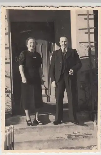 (F10319) Orig. Foto Paar vor einem Hauseingang "Quartierleute" 1930er