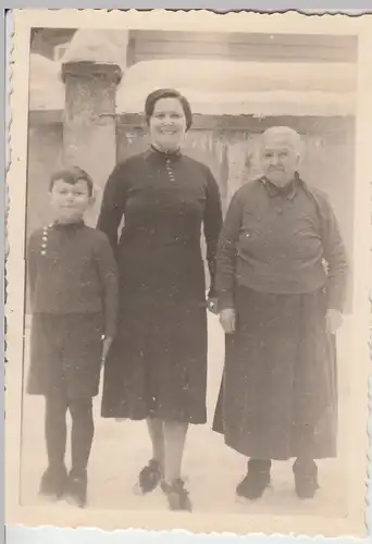 (F10318) Orig. Foto Frau, ältere Dame und kleiner Junge vor einer Mauer, Winter
