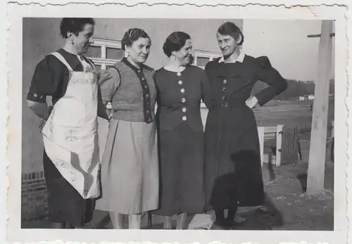 (F10317) Orig. Foto vier Damen vor einem Wohnhaus, 1930er