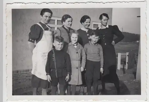 (F10316) Orig. Foto Personen mit Kinder vor dem Haus 1930er
