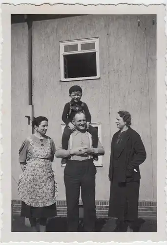 (F10315) Orig. Foto Personen vor dem Haus, kleiner Junge auf Schultern 1930er