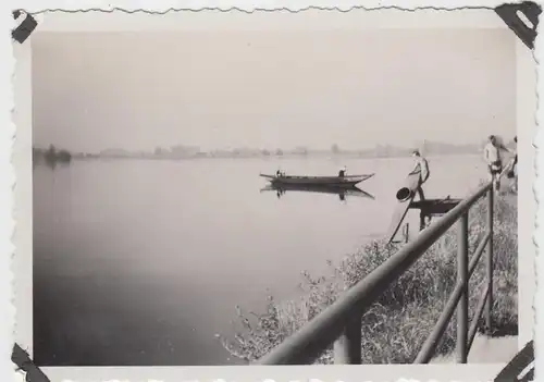 (F10312) Orig. Foto Mann mit Einer-Sportboot am See, 1930er