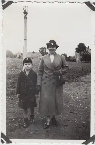 (F10309) Orig. Foto Frau mit kleinem Junge im Freien, Spaziergang 1930er, Limbac