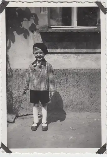 (F10306) Orig. Foto kleiner Junge vor dem Haus 1930er
