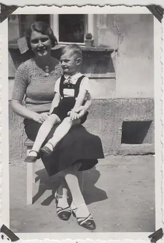 (F10305) Orig. Foto Frau mit kleinem Junge auf Schoß, vor dem Haus 1930er