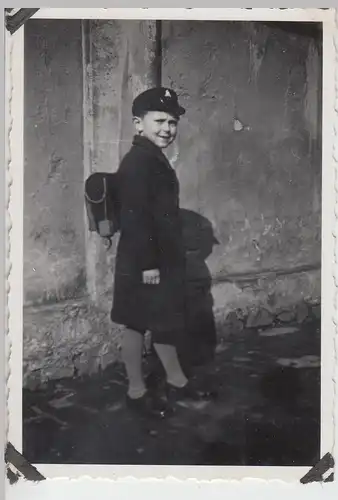 (F10304) Orig. Foto kleiner Junge mit Schulranzen am Haus 1930er