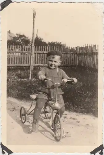 (F10303) Orig. Foto kleiner Junge mit Dreirad im Garten 1930er