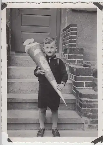 (F10301) Orig. Foto kleiner Junge mit Zuckertüte am Haus, Schulanfang 1930er