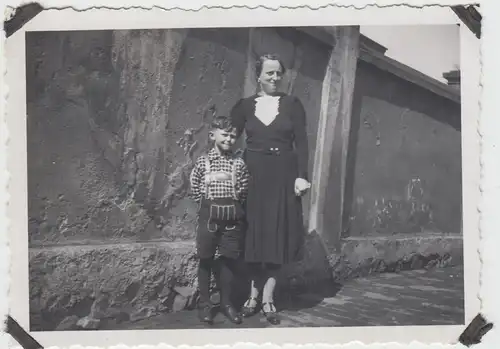 (F10300) Orig. Foto Frau u. kleiner Junge an der Mauer 1930er