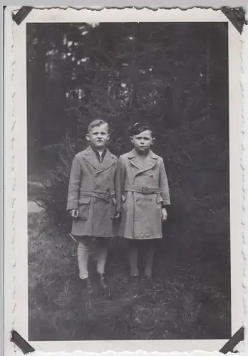 (F10299) Orig. Foto zwei kleine Jungs im Mantel im Wald 1930er