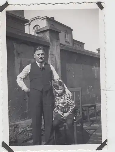 (F10297) Orig. Foto Herr u. kleiner Junge auf Stuhl an der Mauer 1930er