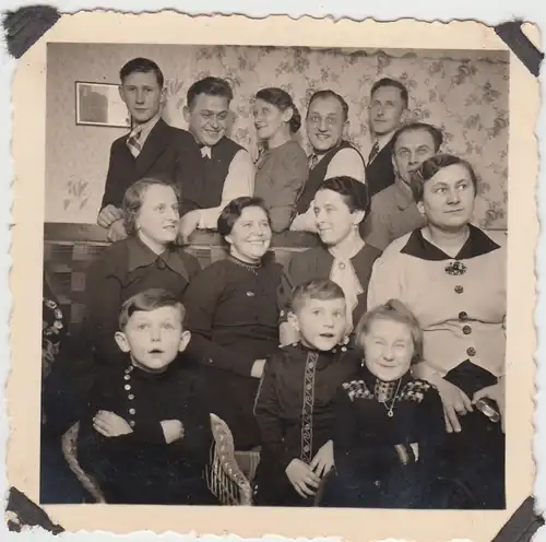 (F10295) Orig. Foto Personen im Wohnzimmer, Gruppenbild 1930er