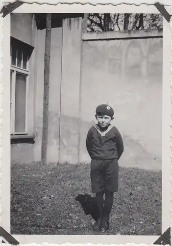 (F10294) Orig. Foto kleiner Junge in Matrosenkleidung am Haus 1930er