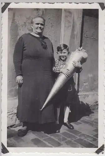 (F10293) Orig. Foto ältere Dame u. kleiner Junge mit Zuckertüte am Haus, Schulan